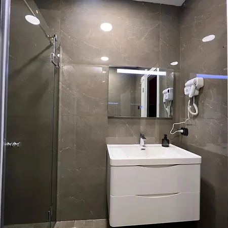 Lovely 1 Bedroom&1 Living In Center. *